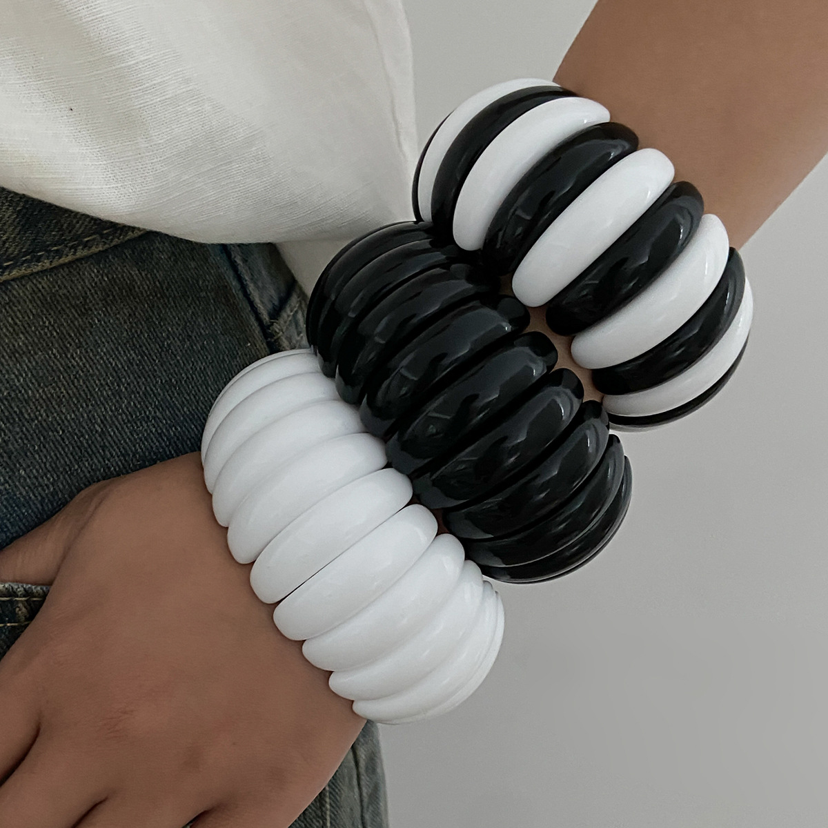 Vintage Black White Acrylic Re - Resin Bangle Bracelet บทวิจารณ์และราคา