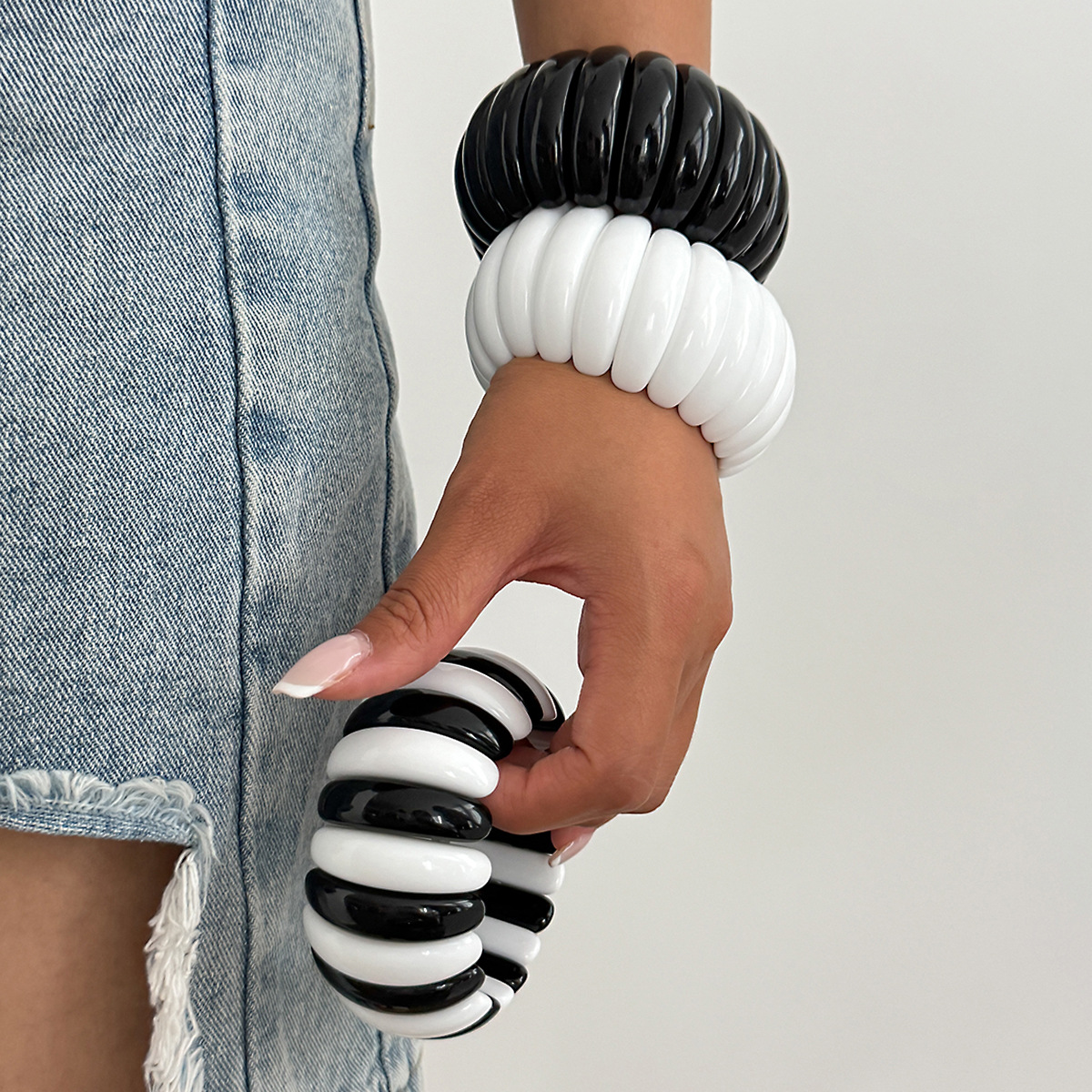 Vintage Black White Acrylic Re - Resin Bangle Bracelet บทวิจารณ์และราคา