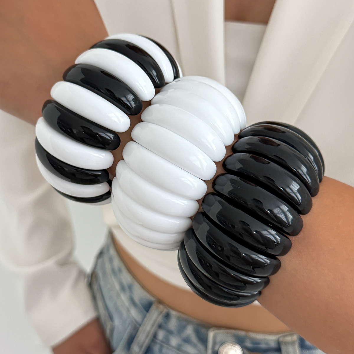 Vintage Black White Acrylic Re - Resin Bangle Bracelet บทวิจารณ์และราคา